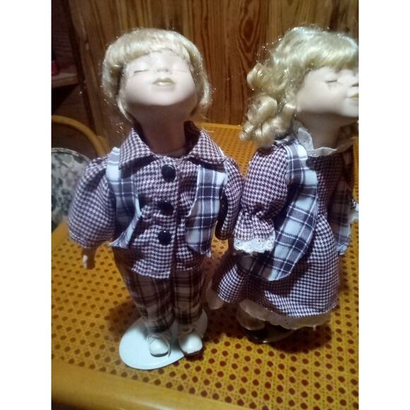 Vtg Cathay Collection Porcelain Boy & Girl Dolls Kissing W/ Stands Maroon Plaid - Picture 14 of 14